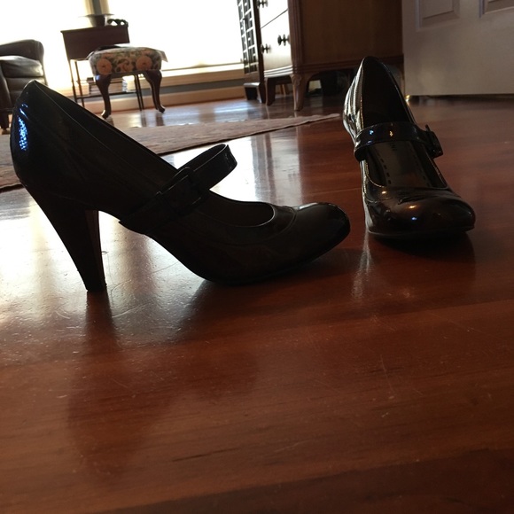 Brown round toe pumps. - Picture 3 of 3